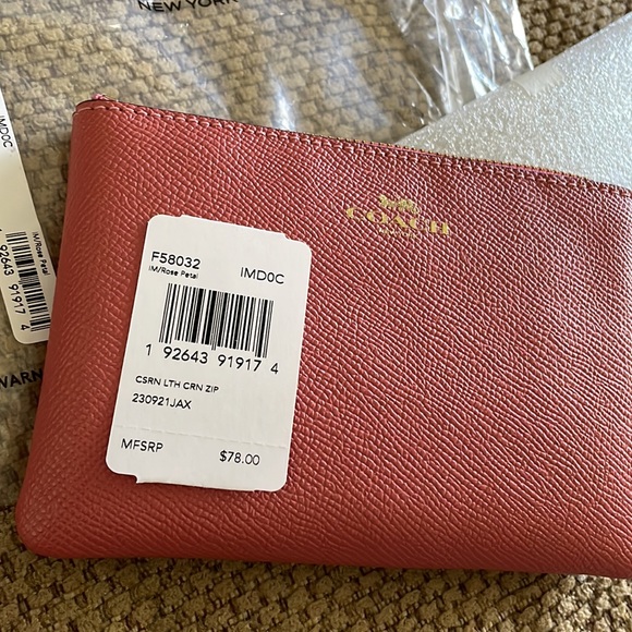 NWT Coach Crossgrain Leather Corner Zip Rose Petal Wristlet ***FIRM PRICE*** - Picture 4 of 10
